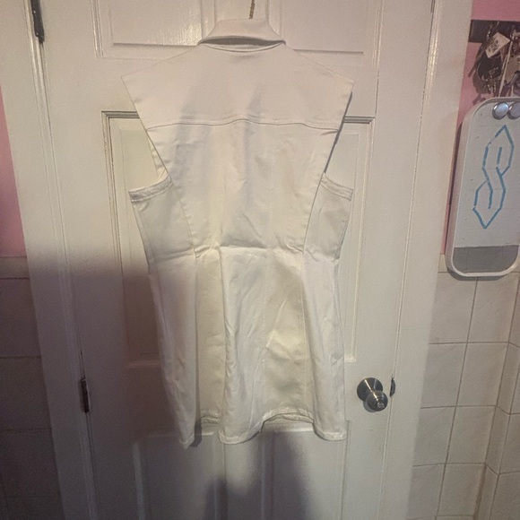 Michael Kors White V-Neck Tiered Midi Dress with Puff Sleeves - Picture 3 of 3